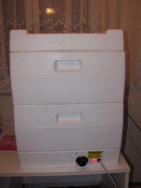 termobox s termostatem na šetrné ztekucování medu (pouze na výslovnou žádost zákazníka)